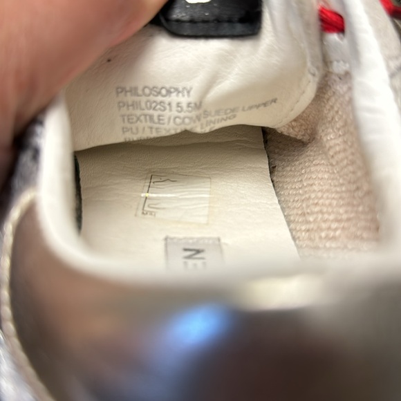 Steve Madden Sneaker. Cow hide with star motif. Red Laces. Woman’s 5.5. - Picture 7 of 7